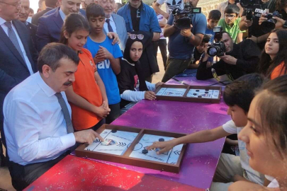 Bakan Tekin, depremzede öğrencilerle oyun oynadı