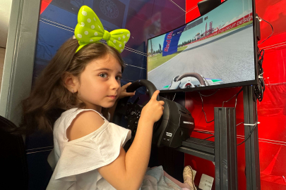 Depremzede çocuklar mobil simülatör ile eğlendi
