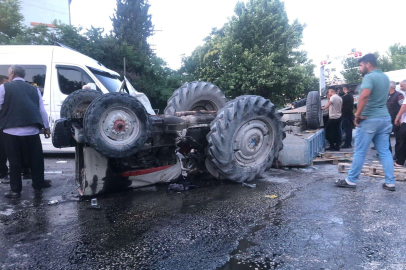 Gaziantep’te yolcu servisi ile traktör çarpıştı: 1 ölü, 1 yaralı