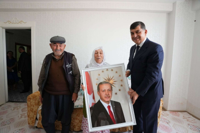 Yaşlı çifti mutlu eden Erdoğan portresi armağanı
