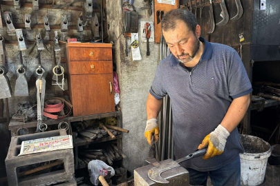 Bunaltıcı sıcağa rağmen mesleğini yaşatmaya devam ediyor