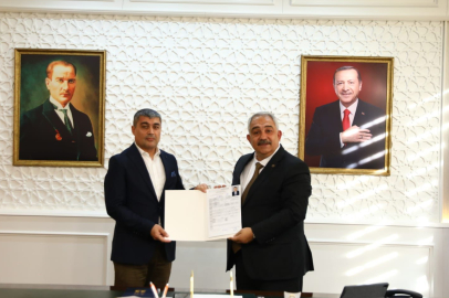 Şahinbey Belediye Başkan aday adayı Mehmet Haz, yoğun bir kalabalıkla başvurusunu yaptı