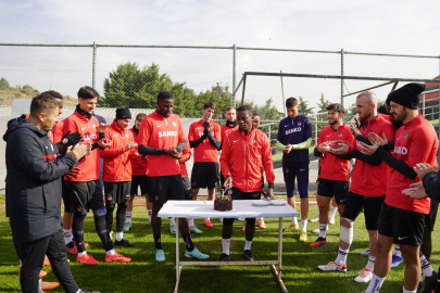 Mutlu Yıllar Max Gradel