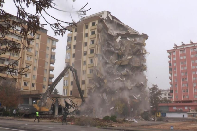 9 katlı Güneş Apartmanı saniyeler içerisinde yıkıldı
