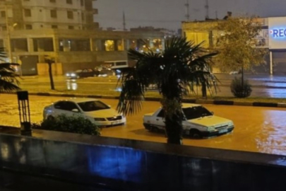 Gaziantep’te şiddetli yağış sonrası yollar göle döndü