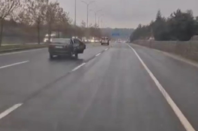 Trafikte kapısı açık şekilde yük taşıyan araç trafiği tehlikeye attı