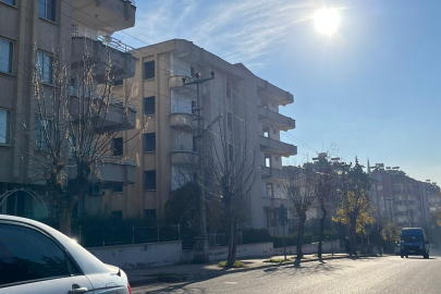 Sarıgüllük'te orta hasarlı bina tehlike saçıyor