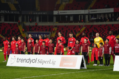 Futbolculardan hakeme saldırıya alkışlı protesto