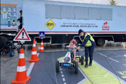 JANDARMADAN MOBİL TIR İLE TRAFİK GÜVENLİĞİ SİMÜLASYON EĞİTİMİ