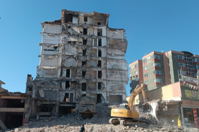 Ağır hasarlı 9 katlı bina, yıkım çalışması esnasında çöktü