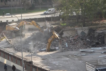 Gaziantep'te depremde ağır hasar alan emniyet ek binasının yıkımına başlandı