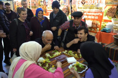 Kebabı en hızlı yiyen altın değerindeki baklavayı kaptı