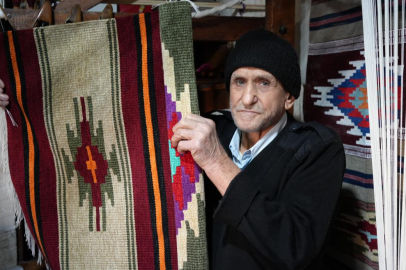 81 yaşındaki kilimci, 3 metrekarelik dükkanında teknolojiye direniyor