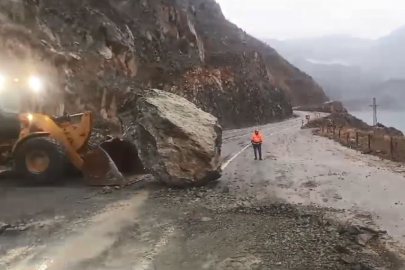 Dev kaya karayoluna düştü, felaket ucuz atlatıldı