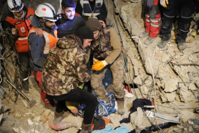 Enkazda 96 saat sonra çıkarılan ve idrarını içerek hayatta kalan Adnan Muhammed Korkut o anları  anlattı