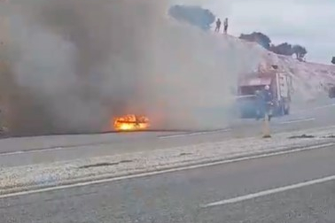 Seyir halindeki otomobil yandı, 5 kişi son anda dışarı çıktı