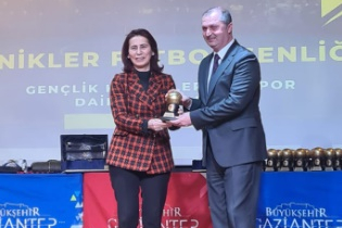 Kenan Uygur'a teşekkür plaketi