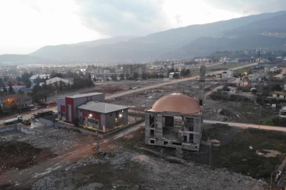 Depremde yıkılan mahallede bir tek cami ayakta kaldı