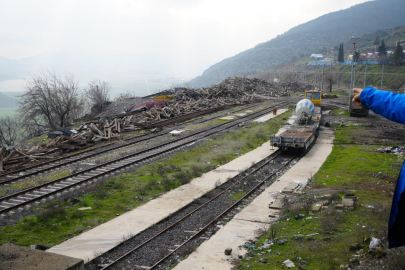 Tahrip olan tren istasyonu depremden 1 yıl sonra tekrar görüntülendi