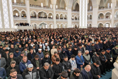 Şahinbey Millet Camii ilk Cuma namazında doldu taştı
