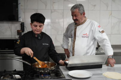 13 yaşındaki Buğra, depremzedelere yemek yaparken aşçılığa merak saldı