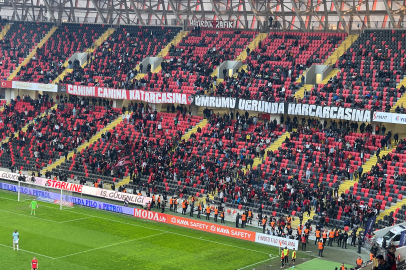Taraftarlar futbolcuları ıslıklayarak tepki gösterdi