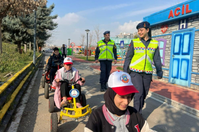 Jandarma'dan öğrencilere temel trafik eğitimi
