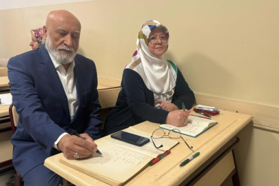 Emekli çiftin İngilizce tutkusu "öğrenmenin yaşı yok' dedirtiyor
