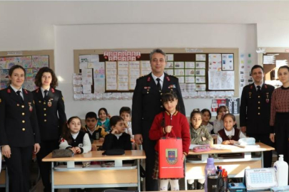 Resim yarışmasında dereceye girenlere jandarmadan hediye