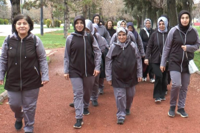 Kadınlar kendi diktikleri eşofmanları giyip koştular