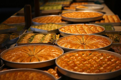 Bir emekli maaşıyla 9 kilo baklava! Emekli isyan ediyor, baklava uçuyor