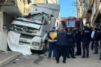 Gaziantep'te feci kaza: Freni boşalan TIR evinin önünde oturan kadını ezdi