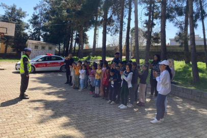 Jandarmadan ilkokul öğrencilerine temel trafik eğitimi