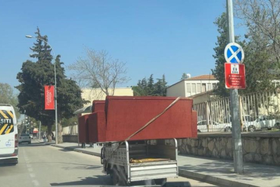 Hafif ticari araca yükledikleri çekyatlarla trafiği tehlikeye attılar