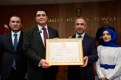 Şehitkamil Belediyesi'nde Umut Yılmaz dönemi! Yılmaz mazbatasını aldı