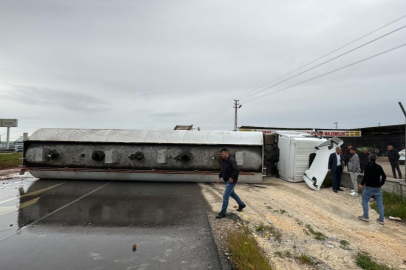 Devrilen tanker yolu trafiğe kapattı