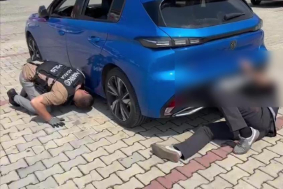 Otomobilin tamponunda ve alt muhafaza korumasında 2 kilo 200 gram esrar çıktı