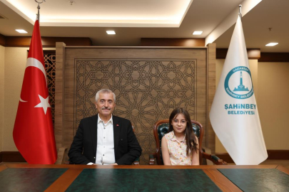 Tahmazoğlu koltuğunu depremzede öğrenciye devretti