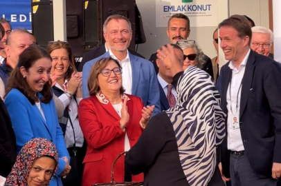 Depremzedelerden Başkan Şahin’e güllerle teşekkür