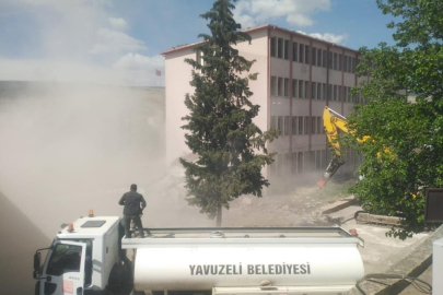 Depremde ağır hasar alan 56 yıllık kaymakamlık binası birkaç darbeyle yıkıldı