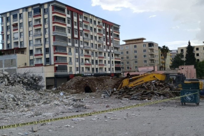 Gaziantep’te depremde ağır hasar alan bina yıkım sırasında çöktü