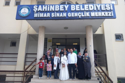Mimar Sinan Gençlik Merkezi gelin adaylarının yanında