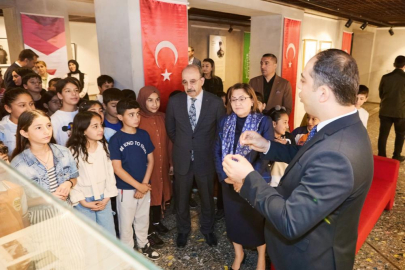 Şahin, çocuklarla Medine kahramanı Fahreddin Paşa’yı anlatan sergiyi gezdi