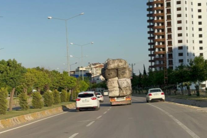 Çuval yüklü kamyonetlerin tehlikeli yolculuğu kamerada