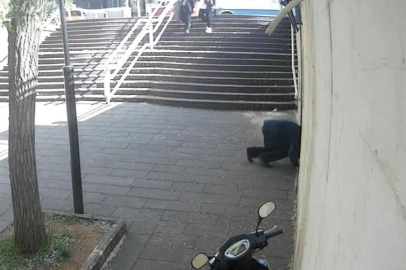 Gaziantep’te bir vatandaş şehitliğin kapısını öptü