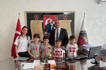 GKV’li minik kulaçlardan yüzme başarısı