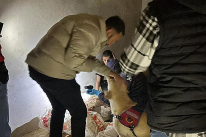 Tüm ekiplerin 7 saat boyunca aradığı çocuk çoban samanlıkta uyurken bulundu