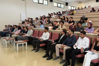 Hukuk Fakültesi öğrencileri İngilizce Münazara etkinliği düzenledi