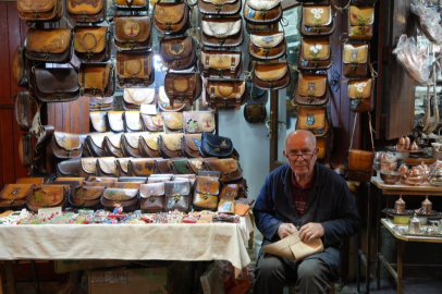 5 metrekare dükkanında 65 yıldır teknolojiye direniyor