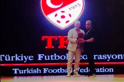 Gaziantep FK'nın masörü Orhan Çalışkan'a 30. yıl plaketi